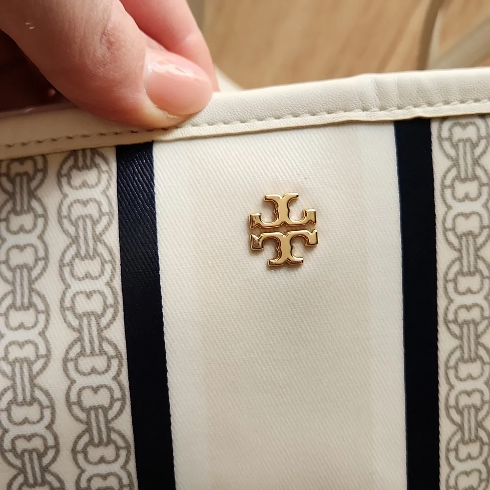 Tory Burch Gemini Link Tote - Picture 13 of 16
